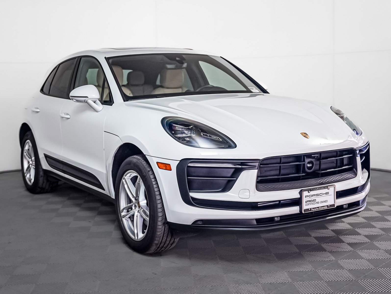 Certified 2024 Porsche Macan image 7