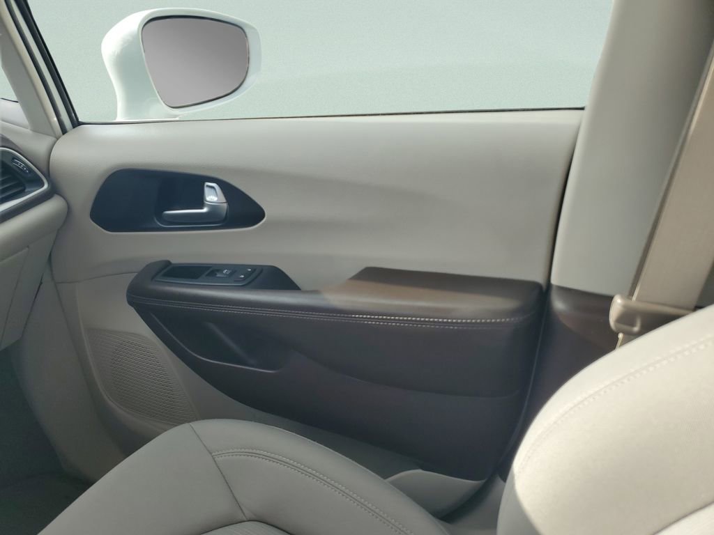 Used 2021 Chrysler Pacifica Touring image 13