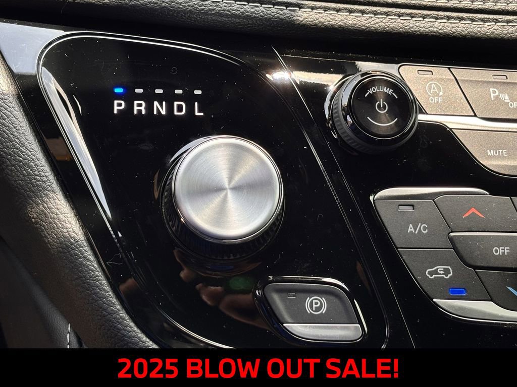 New 2025 Chrysler Pacifica Limited w/ Uconnect Theater Family Group FWD image 16