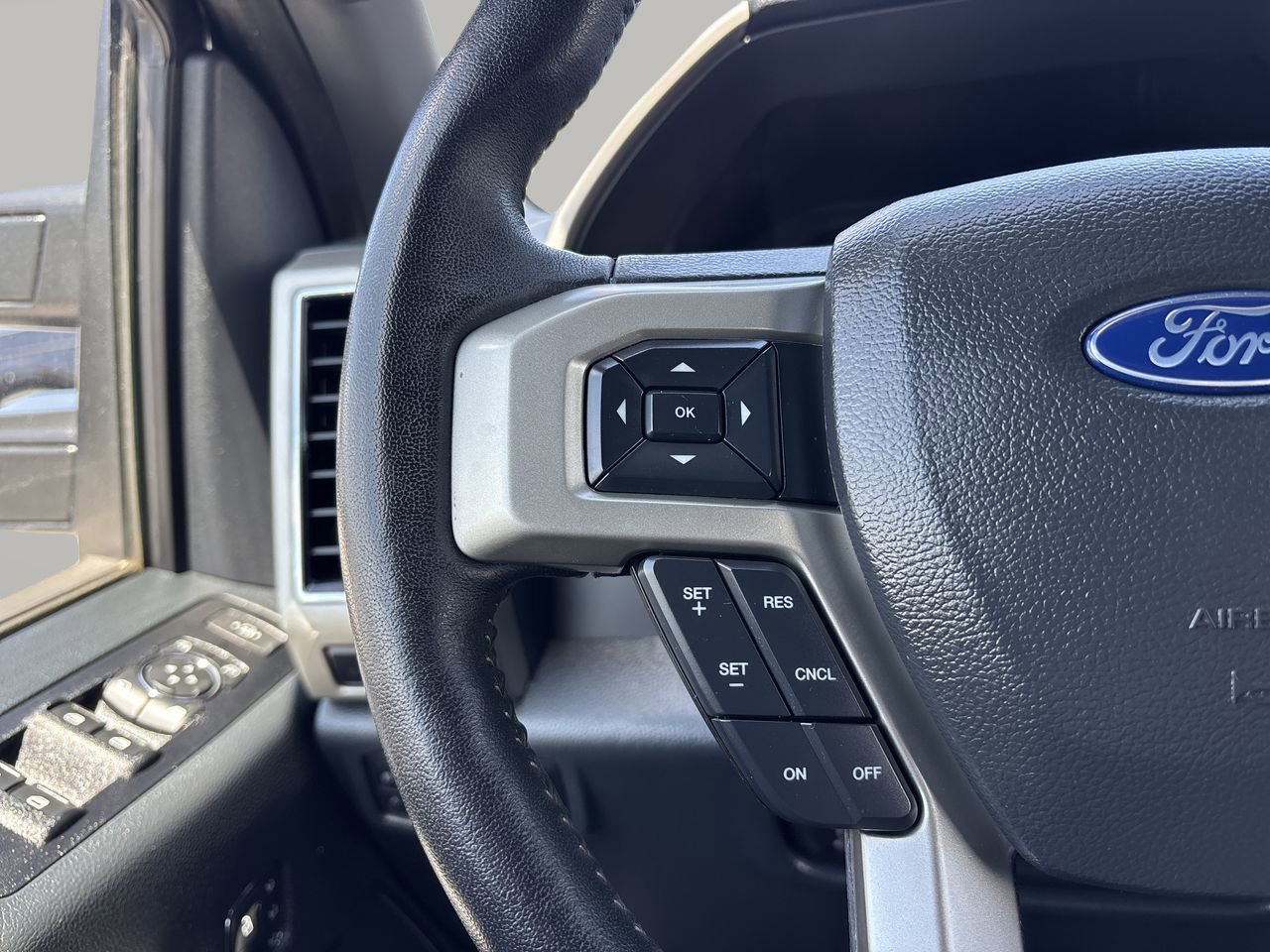 Used 2022 Ford F250 Lariat w/ Black Appearance Package AWD/4WD image 28