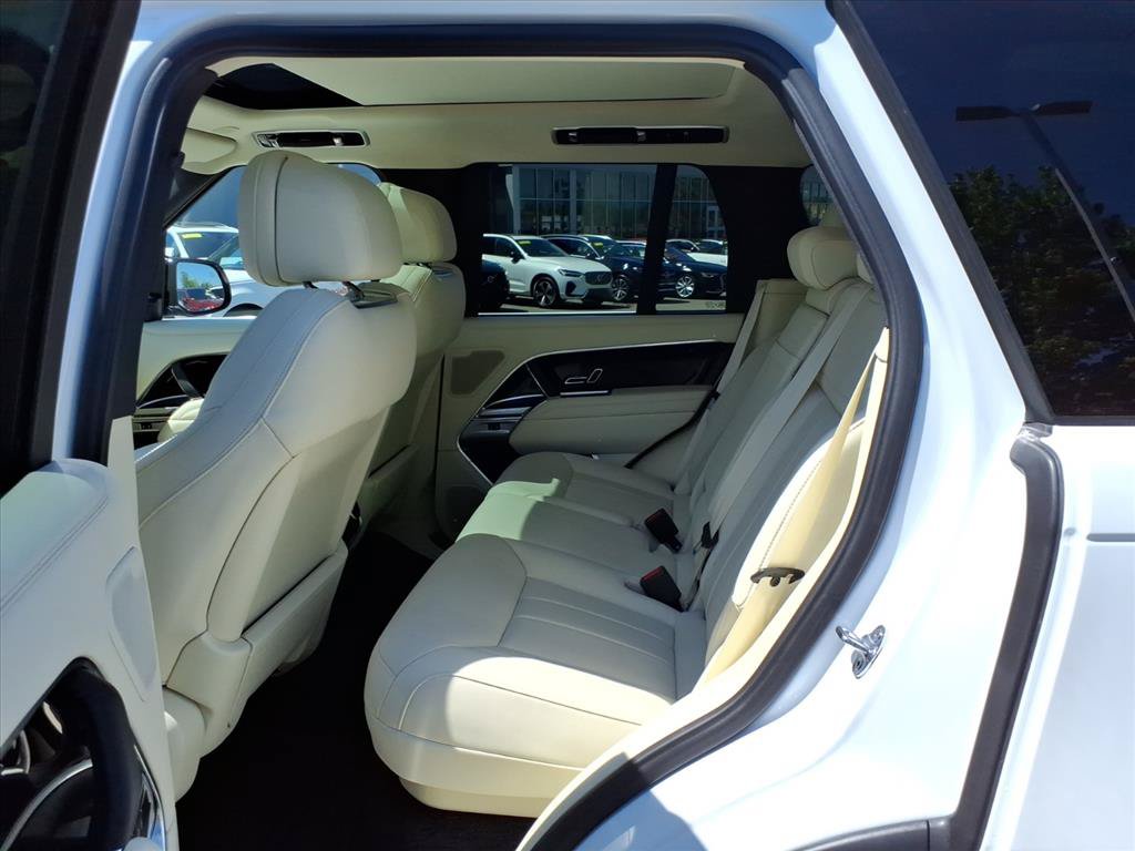 Certified 2025 Land Rover Range Rover SE AWD/4WD image 12