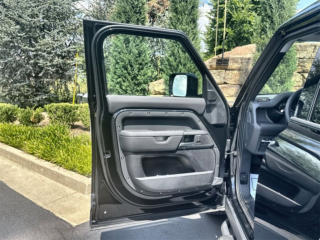 Used 2025 Land Rover Defender 110 S image 12