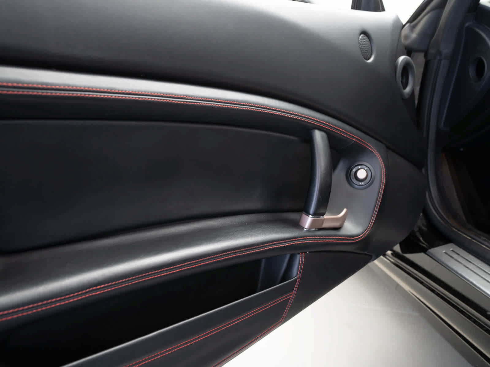 Used 2014 Ferrari California RWD image 16