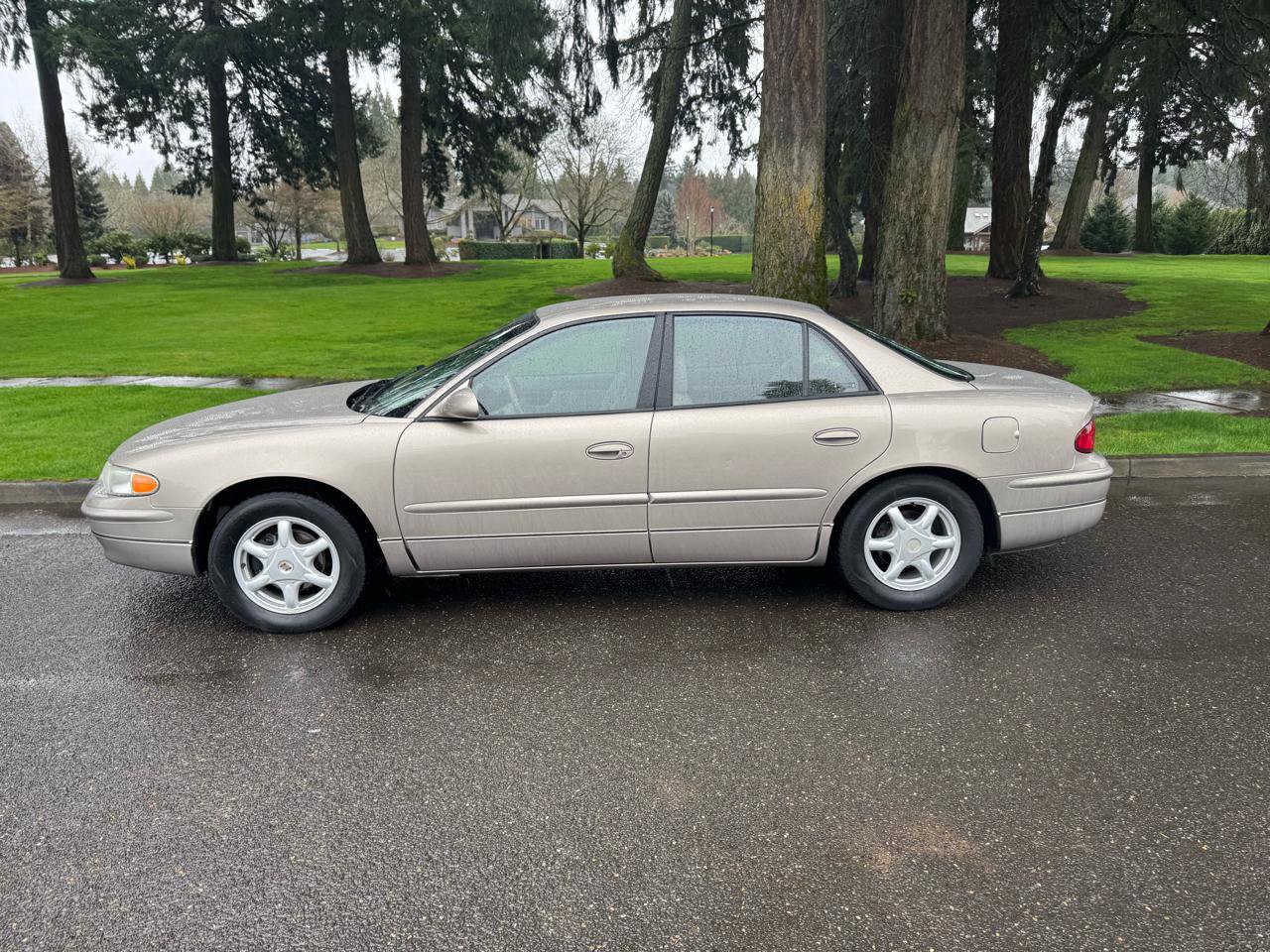 Used 2002 Buick Regal LS w/ LS Premium Pkg image 2