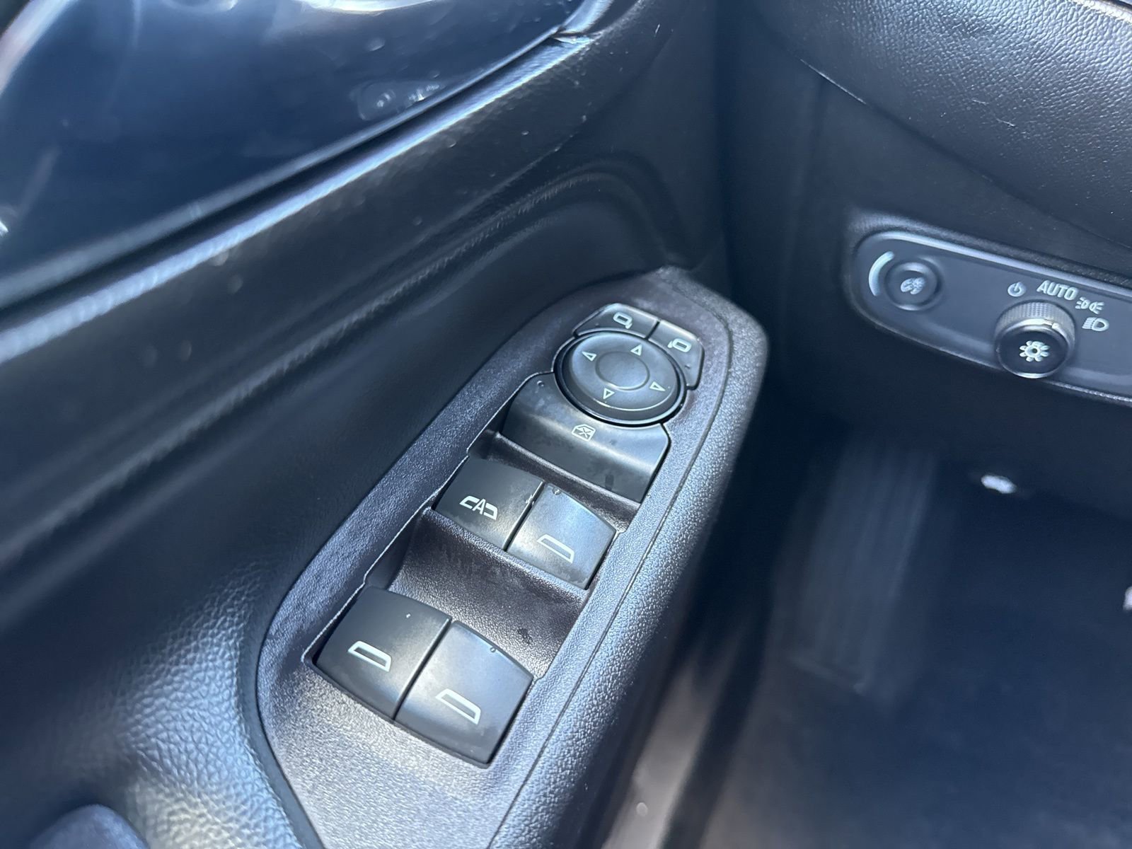 Used 2020 Chevrolet Equinox LT AWD/4WD image 37