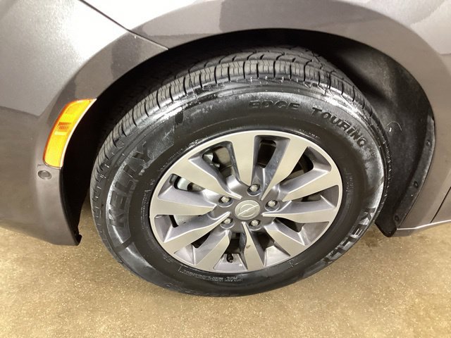 Used 2019 Chrysler Pacifica Touring-L FWD image 35