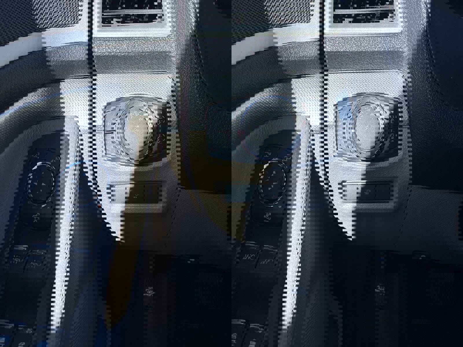 Used 2013 Ford Explorer XLT image 29