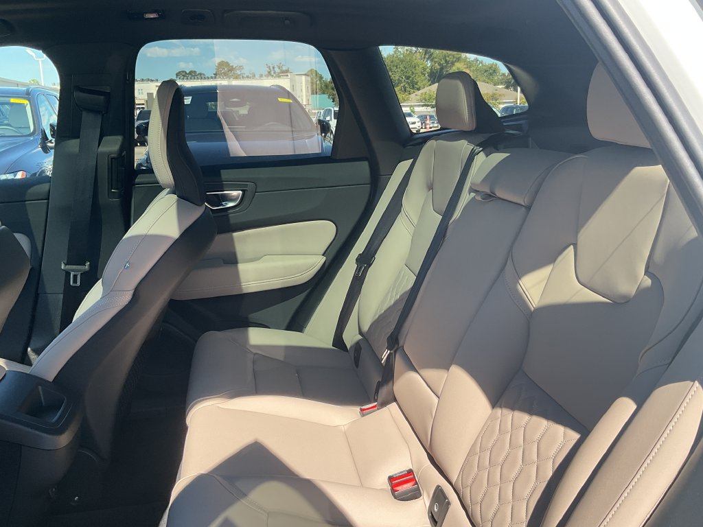 New 2027 Volvo XC60 B5 Plus AWD/4WD image 14