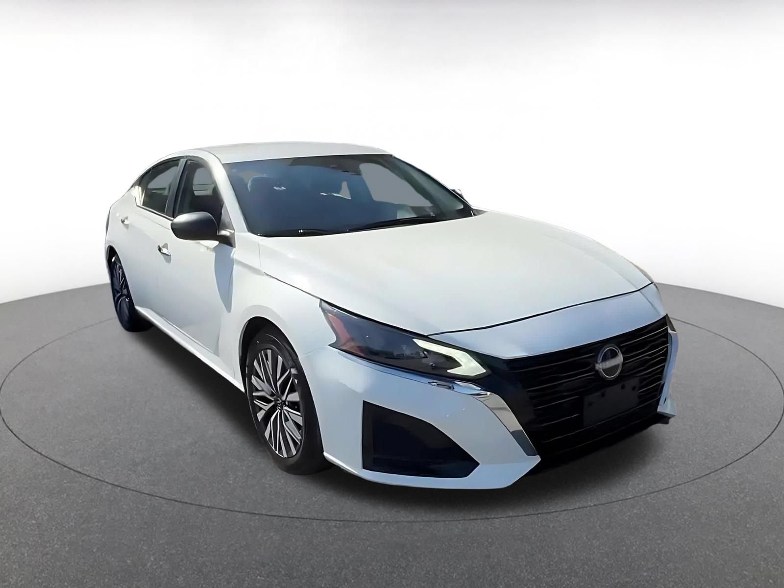 Used 2025 Nissan Altima 2.5 SV FWD image 3