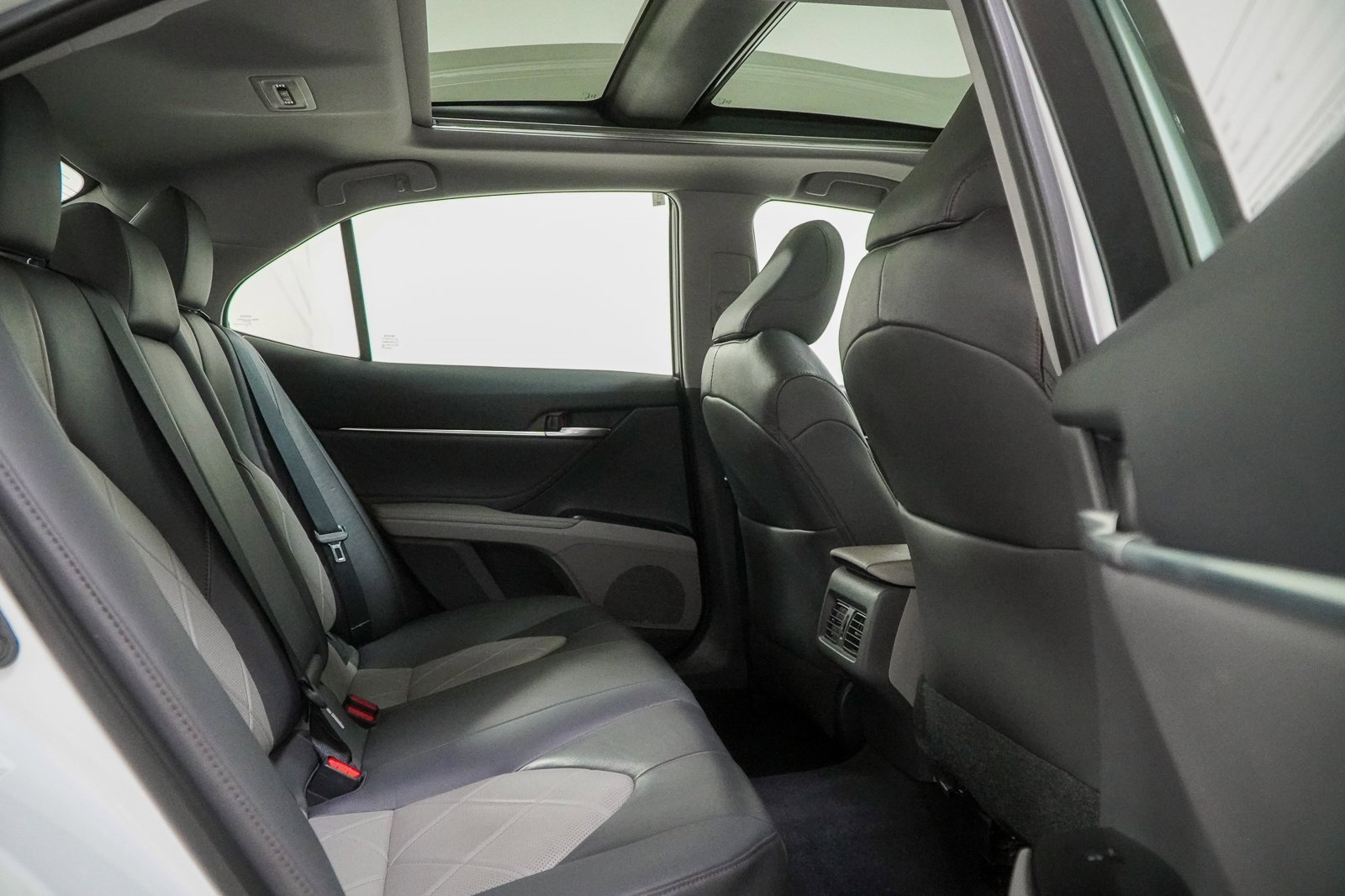 Used 2018 Toyota Camry XLE image 39