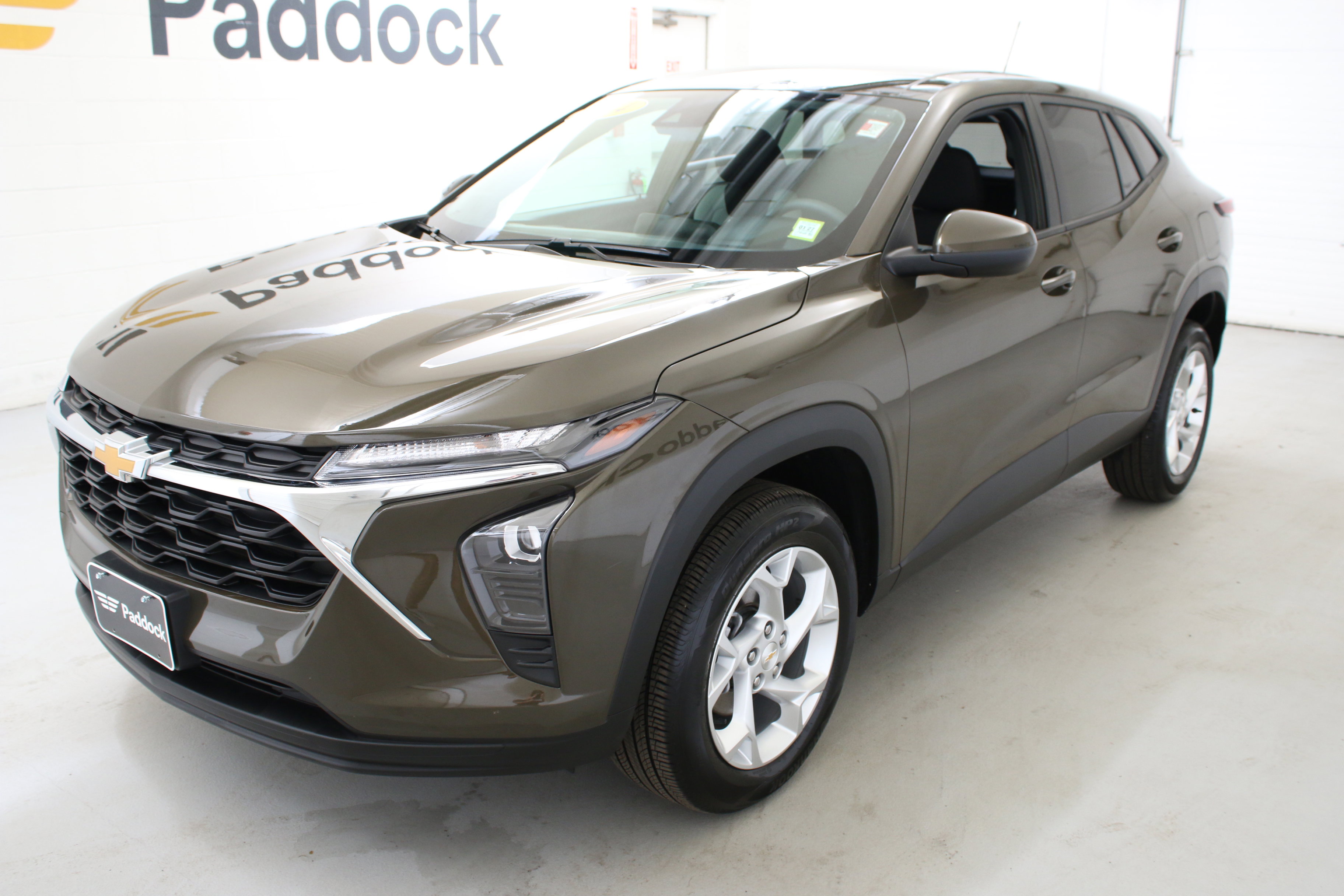 Used 2024 Chevrolet Trax LS w/ LS Convenience Package FWD image 3