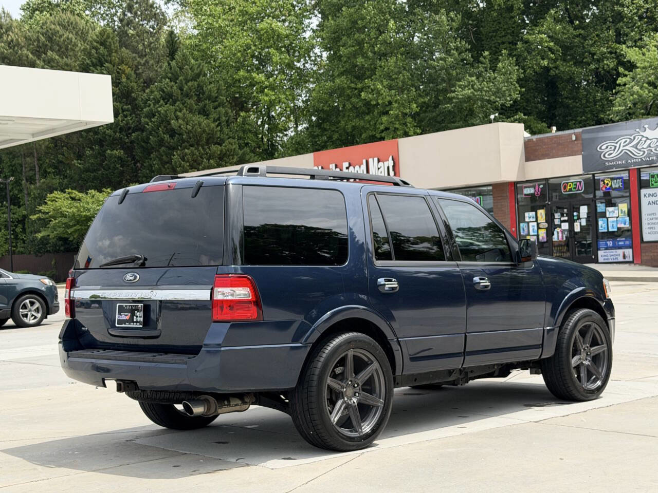 Used 2016 Ford Expedition XLT w/ Equipment Group 202A RWD image 28