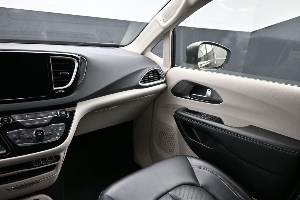 Used 2023 Chrysler Pacifica Touring-L FWD image 14