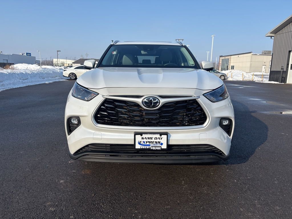 Used 2023 Toyota Highlander XLE image 2