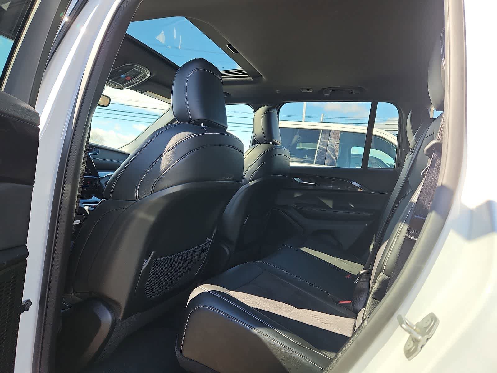 Used 2023 Jeep Grand Cherokee Altitude image 11