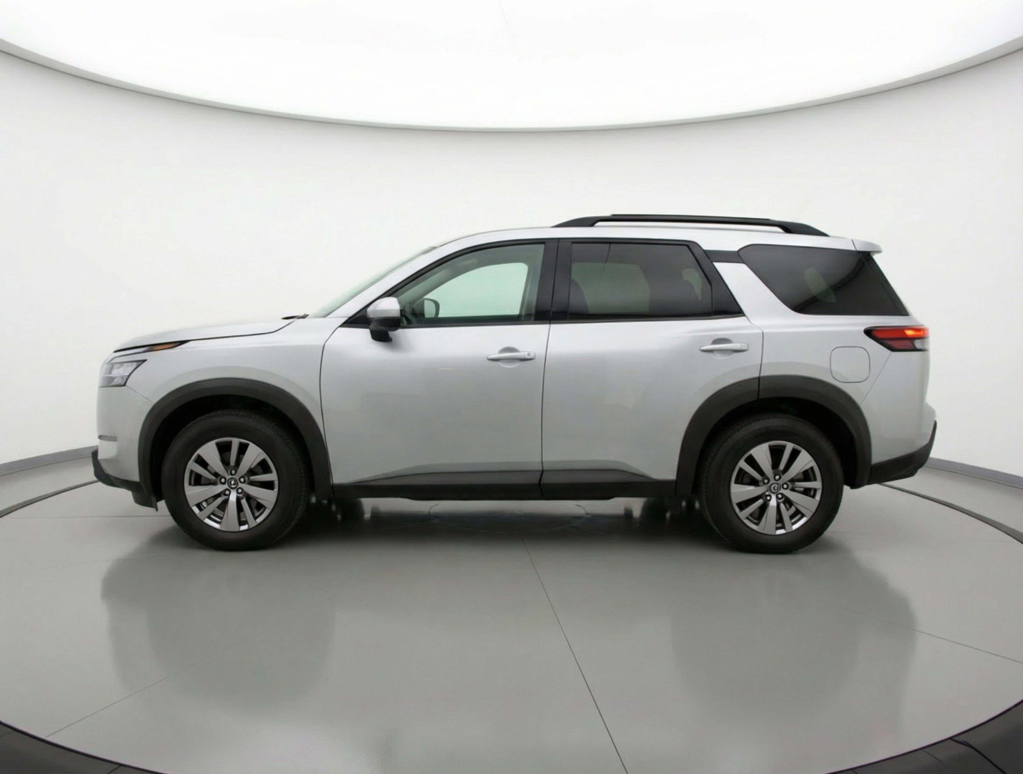 Used 2025 Nissan Pathfinder SV image 5