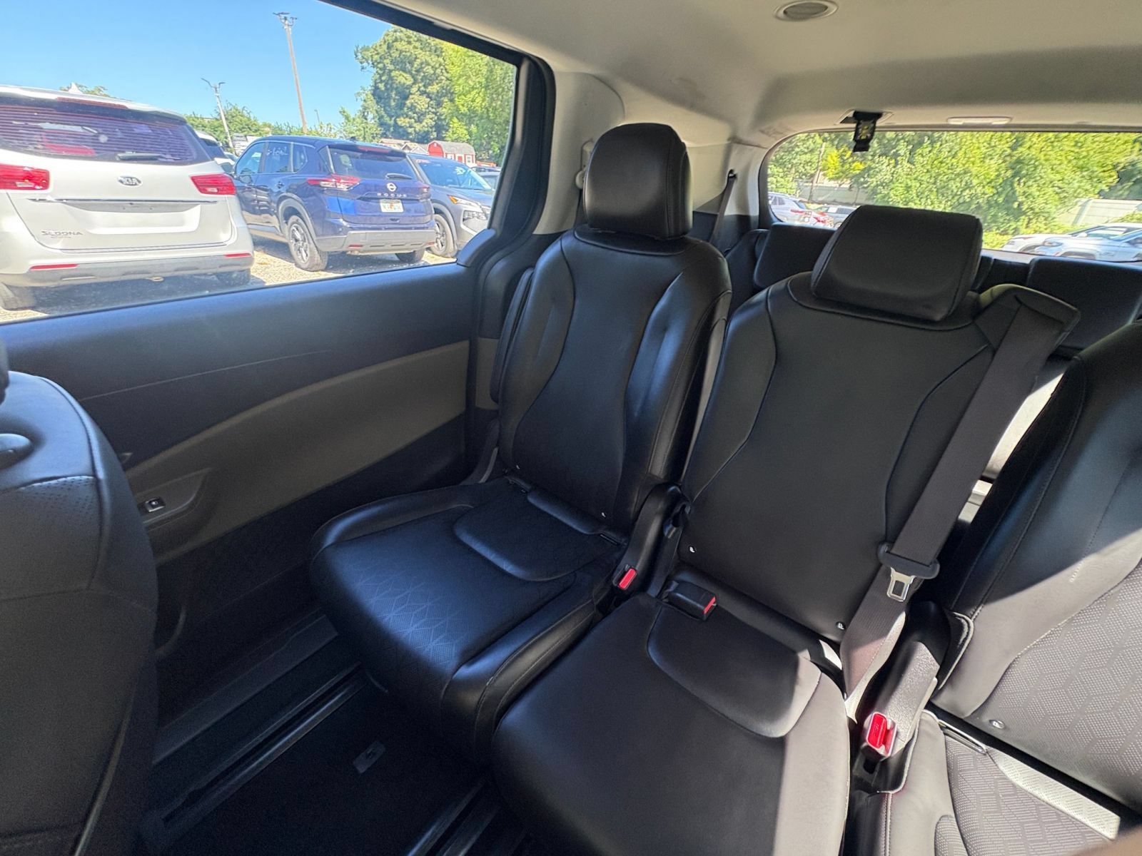 Used 2026 Kia Carnival FWD image 37