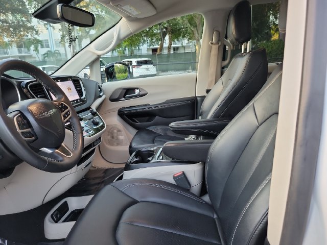 Used 2024 Chrysler Pacifica Touring-L FWD image 13