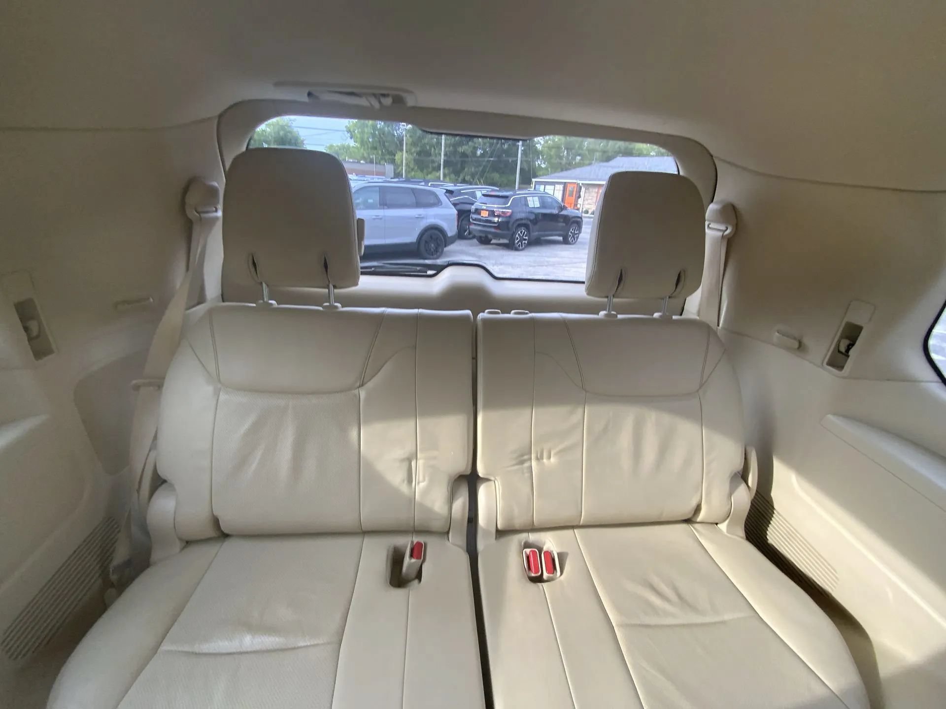 Used 2013 Lexus LX 570 4WD w/ Luxury Pkg image 27