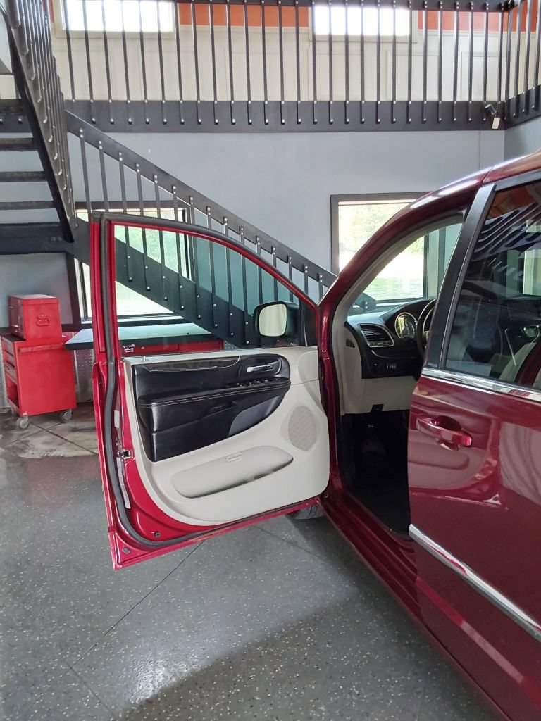 Used 2014 Chrysler Town & Country Touring FWD image 16