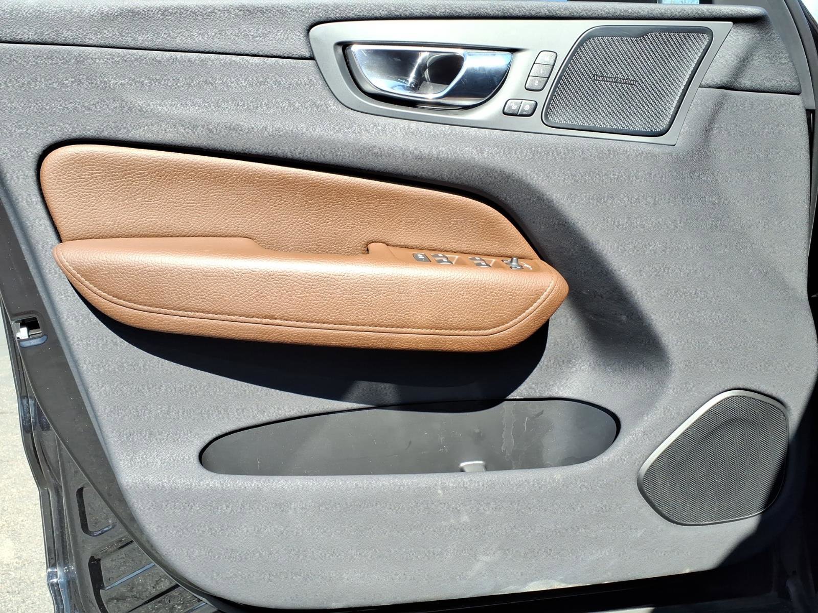 Used 2019 Volvo XC60 T5 Momentum w/ Protection Package Premier image 10
