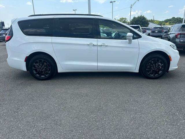 Used 2021 Chrysler Pacifica Touring-L w/ S Appearance Package AWD/4WD image 4