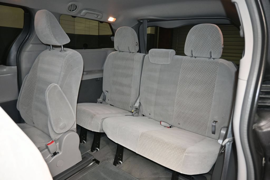 Used 2018 Toyota Sienna LE w/ Carpet Mat Package FWD image 36