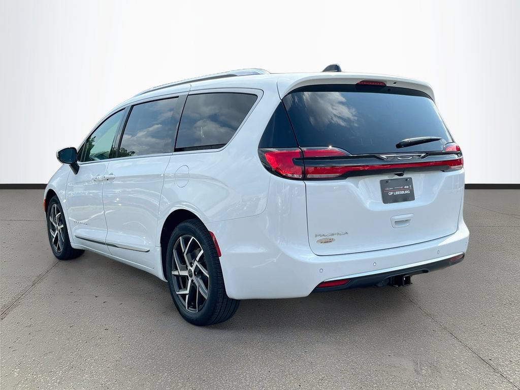 New 2027 Chrysler Pacifica Pinnacle w/ Theater Group FWD image 5