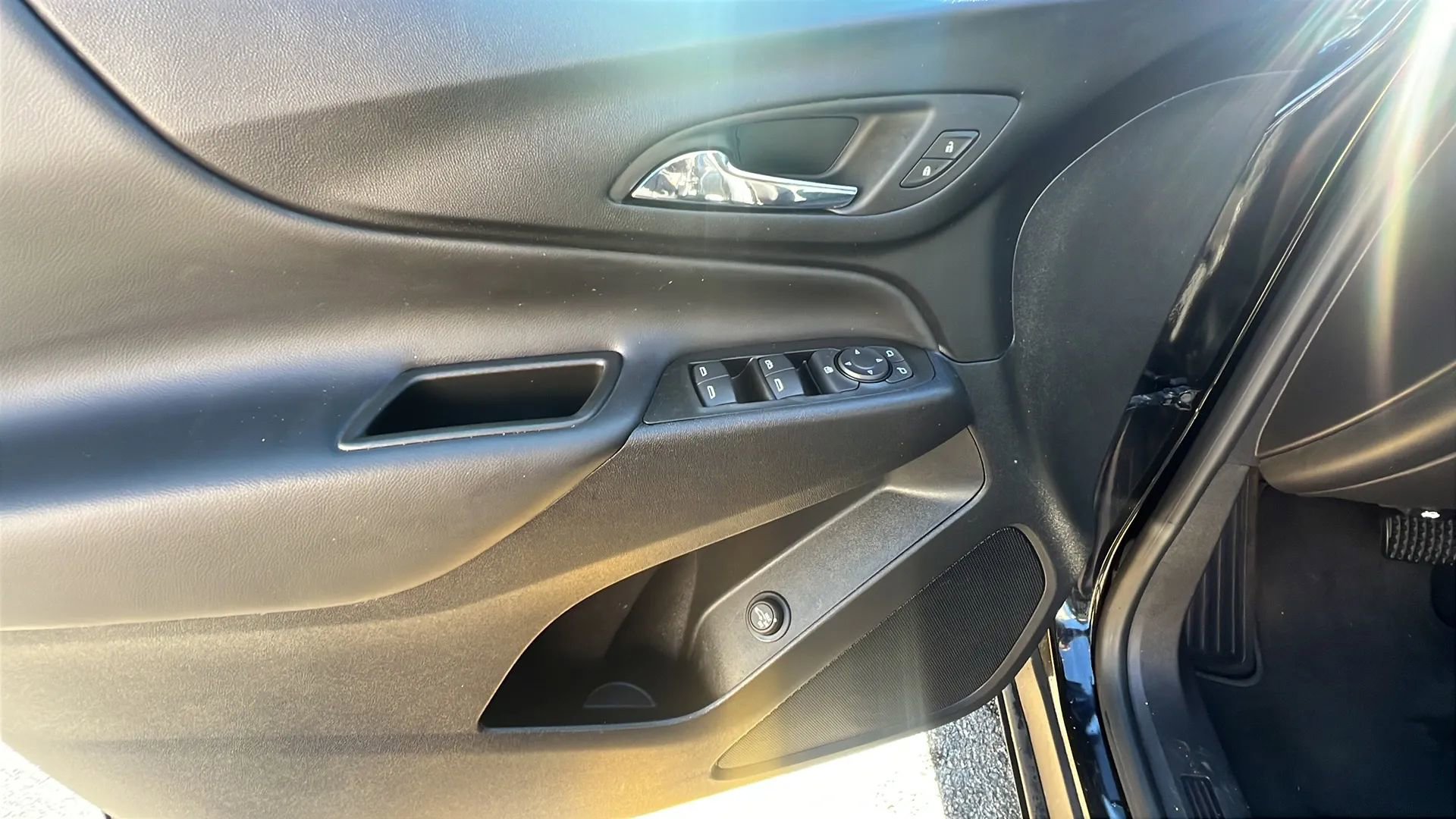 Used 2023 Chevrolet Equinox LT w/ Driver Convenience Package image 23