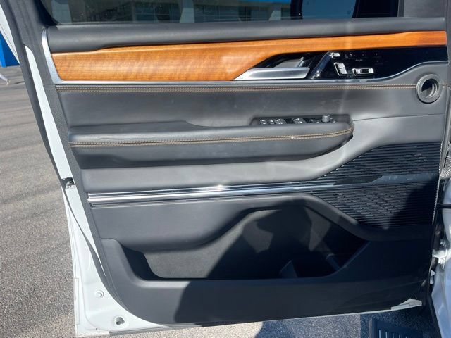 Used 2023 Jeep Grand Wagoneer L Series III w/ Rear Seat Video Group 1 AWD/4WD image 19