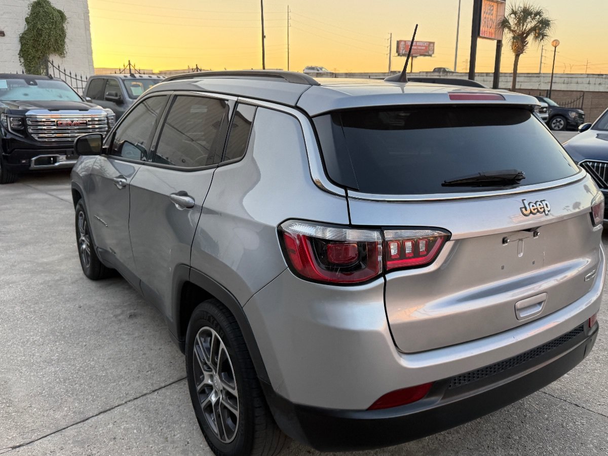 Used 2019 Jeep Compass Latitude FWD image 6