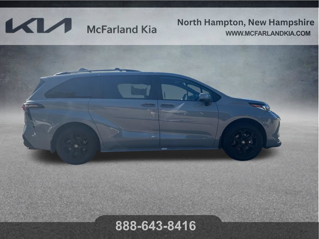 Used 2025 Toyota Sienna XLE Woodland Edition AWD/4WD image 11