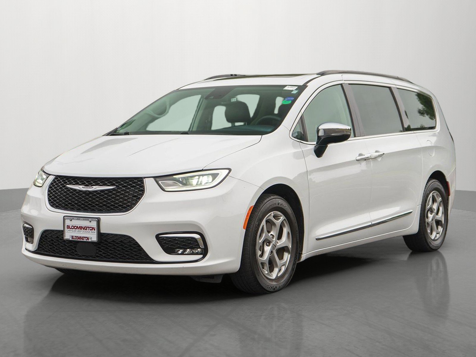 Used 2023 Chrysler Pacifica Limited FWD image 3