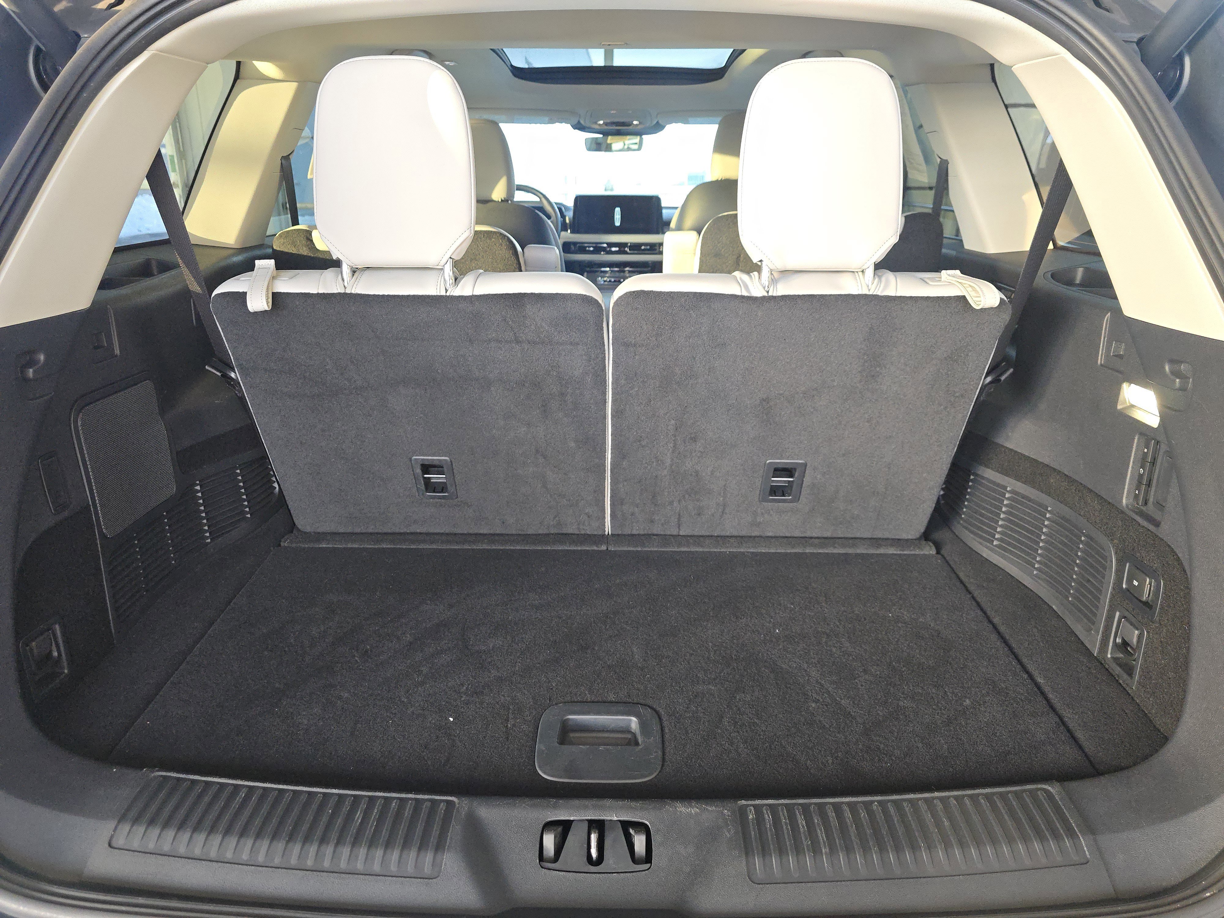 Used 2025 Lincoln Aviator AWD image 28