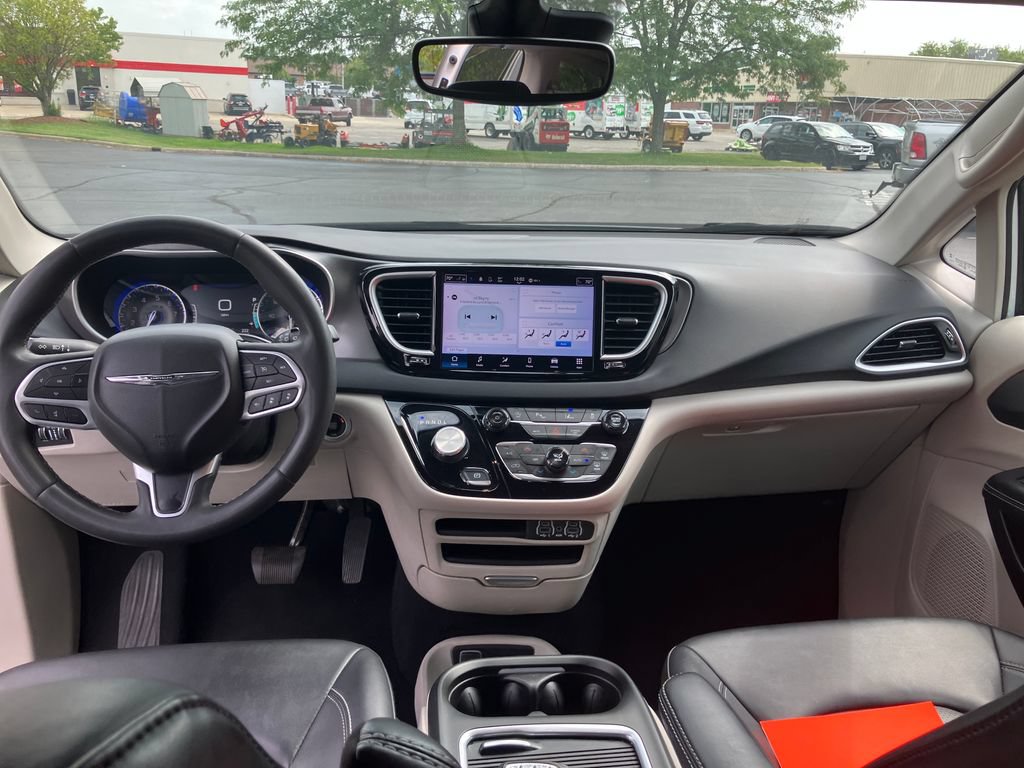 Used 2024 Chrysler Pacifica Touring-L FWD image 13