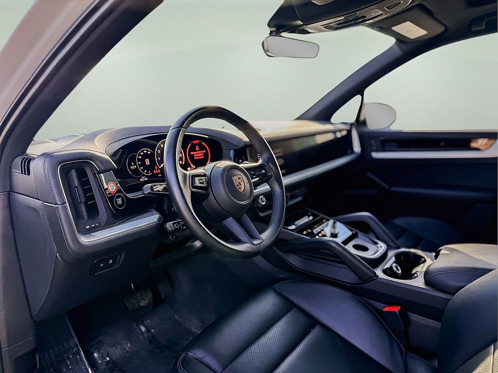 Used 2024 Porsche Cayenne w/ Premium Package image 18