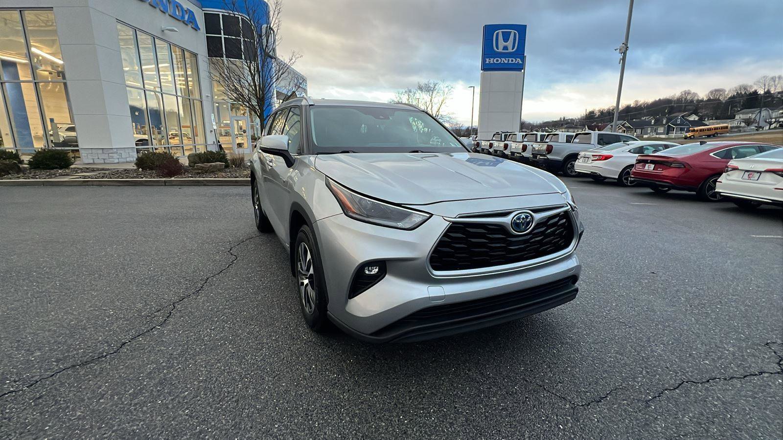 Used 2021 Toyota Highlander XLE image 2