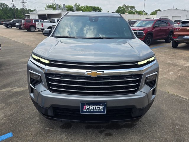 Used 2026 Chevrolet Traverse LT FWD image 2