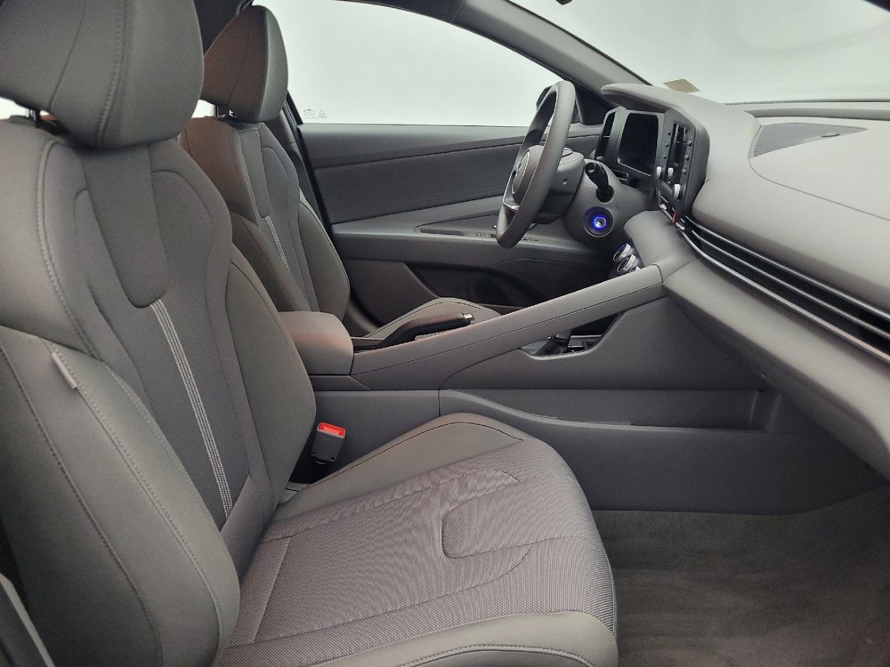 Used 2025 Hyundai Elantra SE image 21