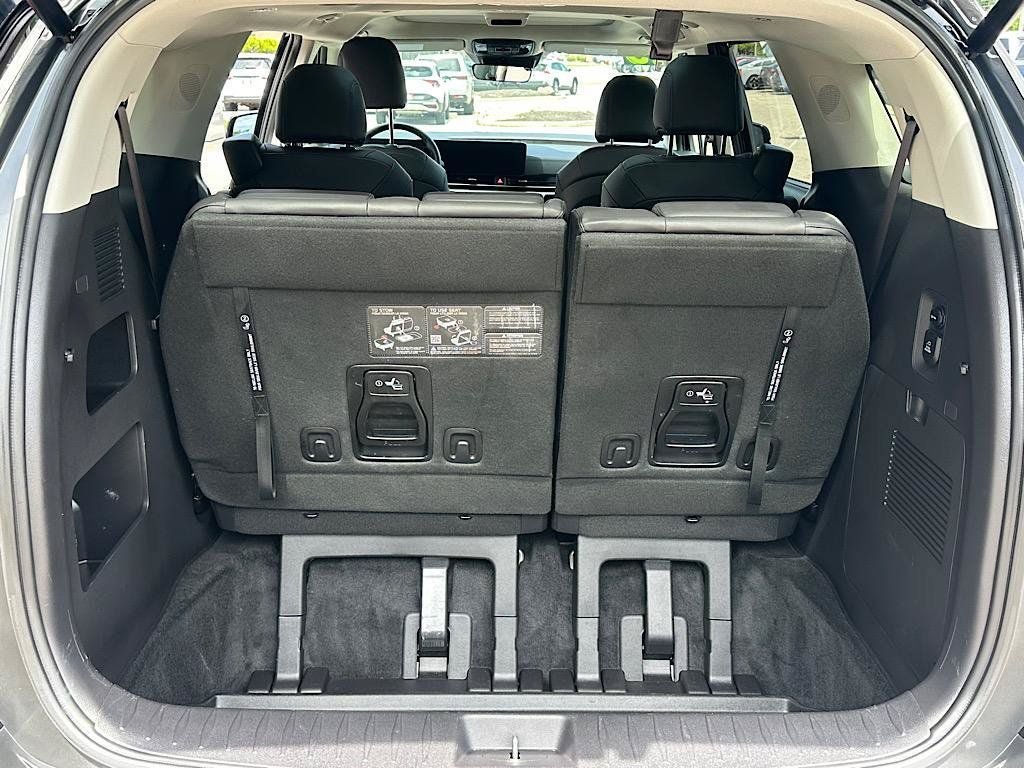Used 2025 Kia Carnival SX w/ SX Dark Edition Package FWD image 11