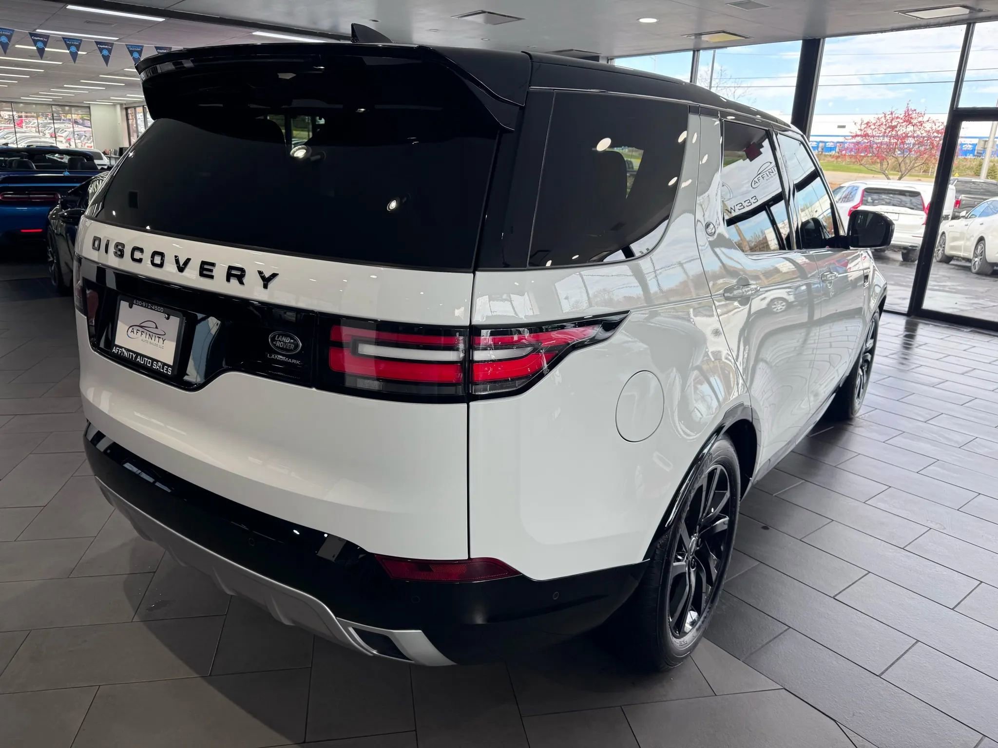 Used 2020 Land Rover Discovery Landmark AWD/4WD image 3