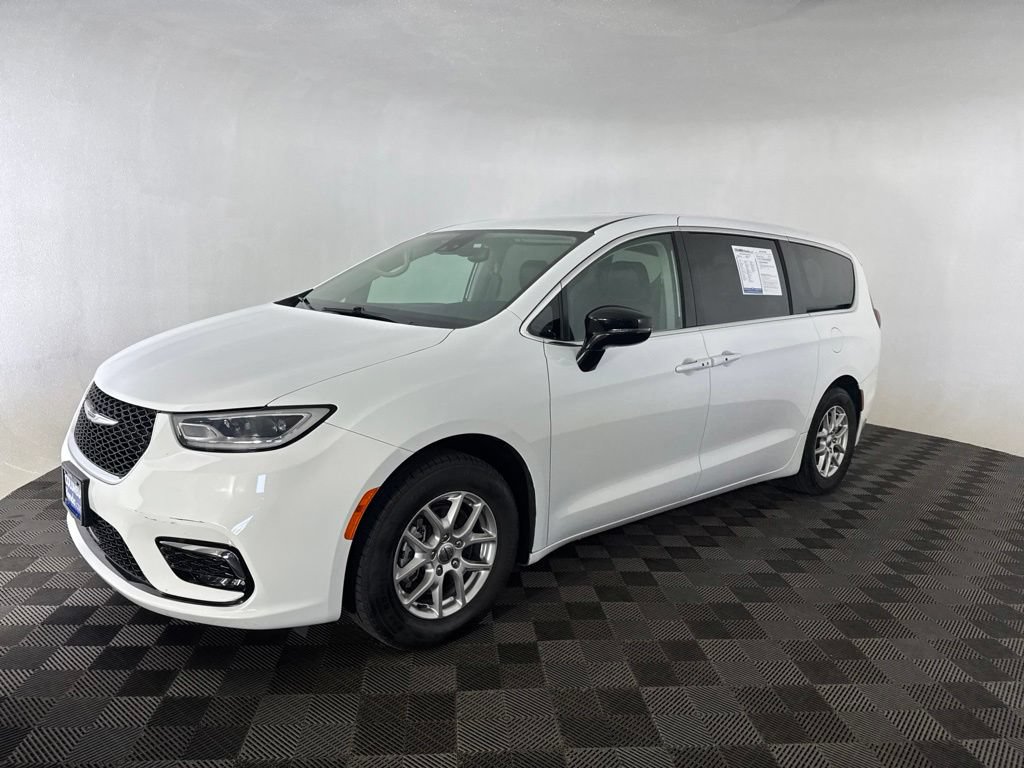 Used 2024 Chrysler Pacifica Touring-L FWD image 3