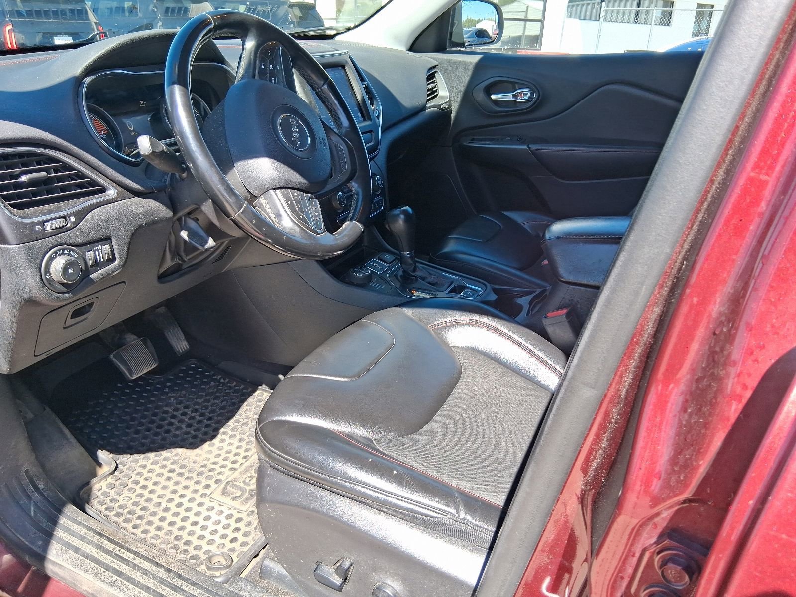Used 2020 Jeep Cherokee Trailhawk w/ Cold Weather Group AWD/4WD image 6