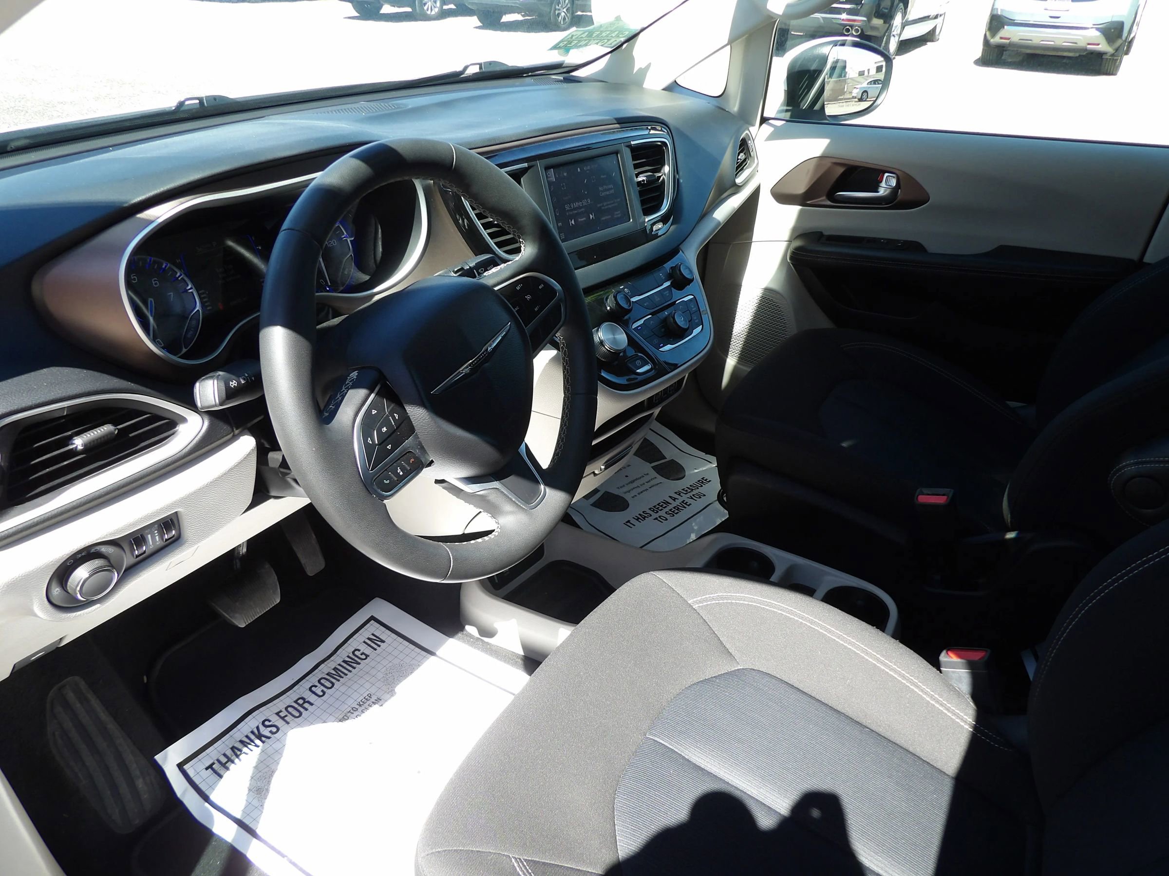 Used 2023 Chrysler Voyager LX image 10