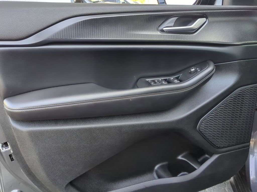 Used 2023 Jeep Grand Cherokee L Laredo image 19