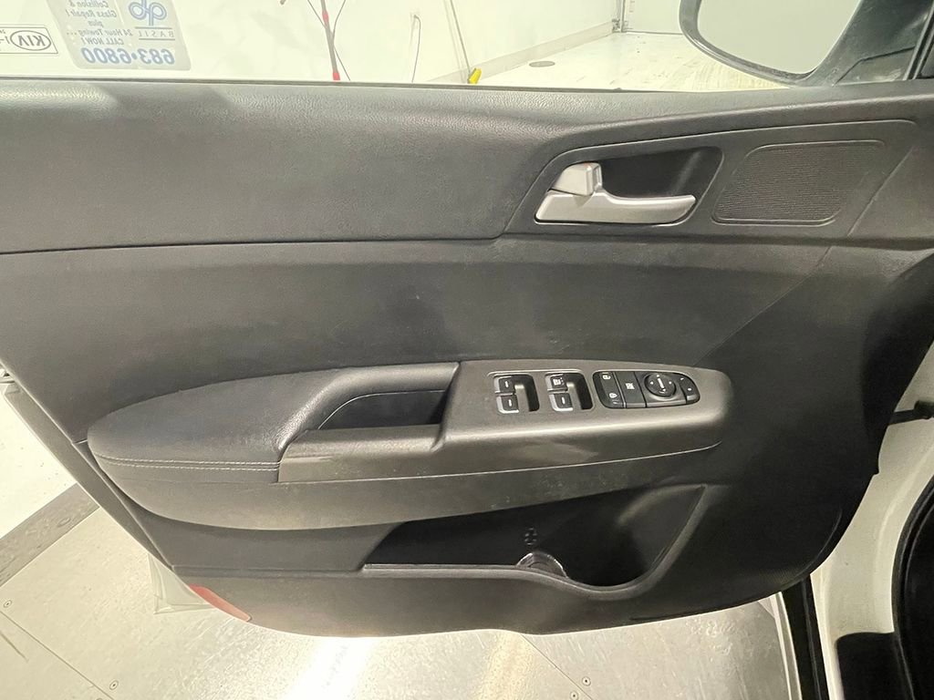 Used 2020 Kia Sportage LX image 18