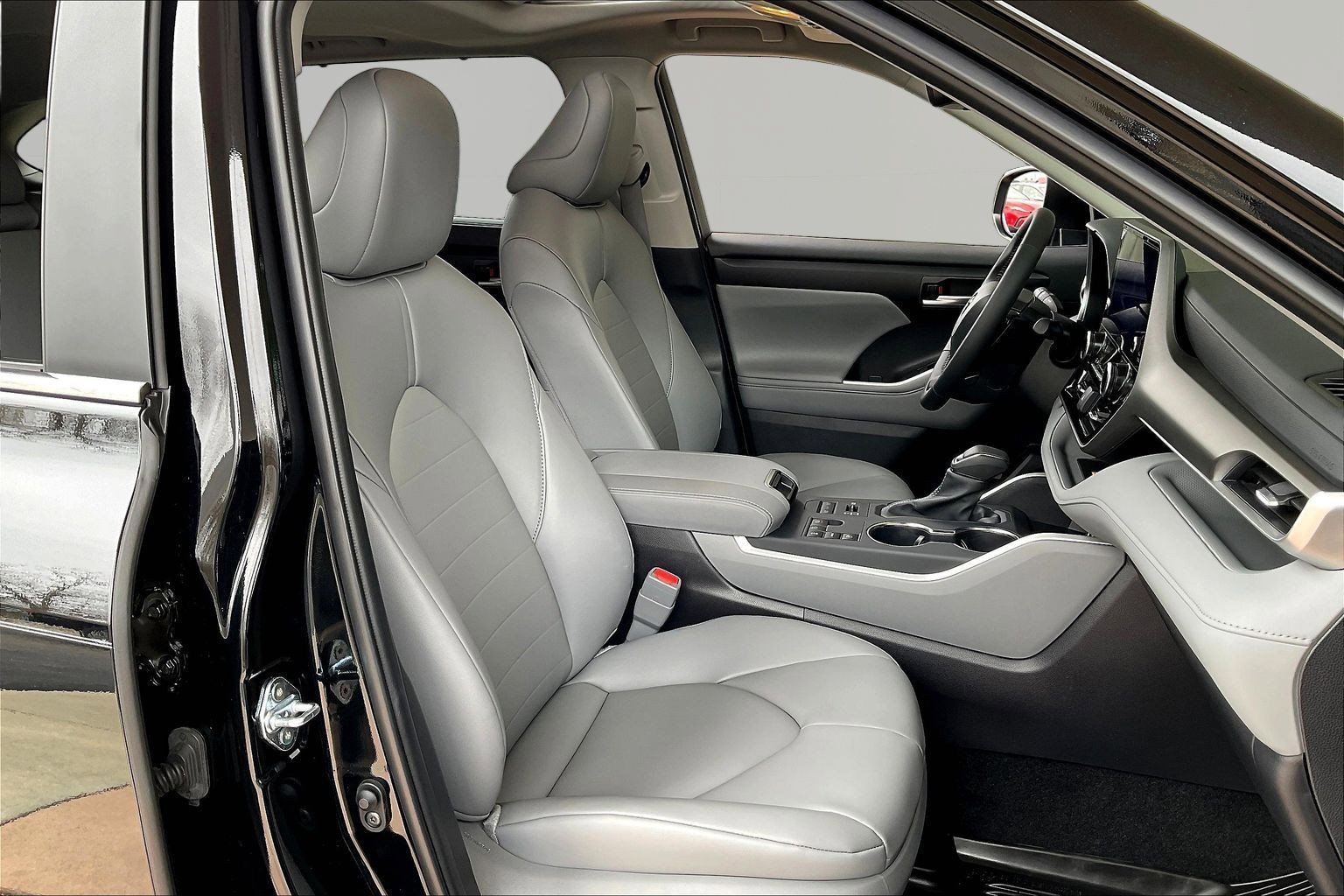 Used 2025 Toyota Highlander XLE image 30