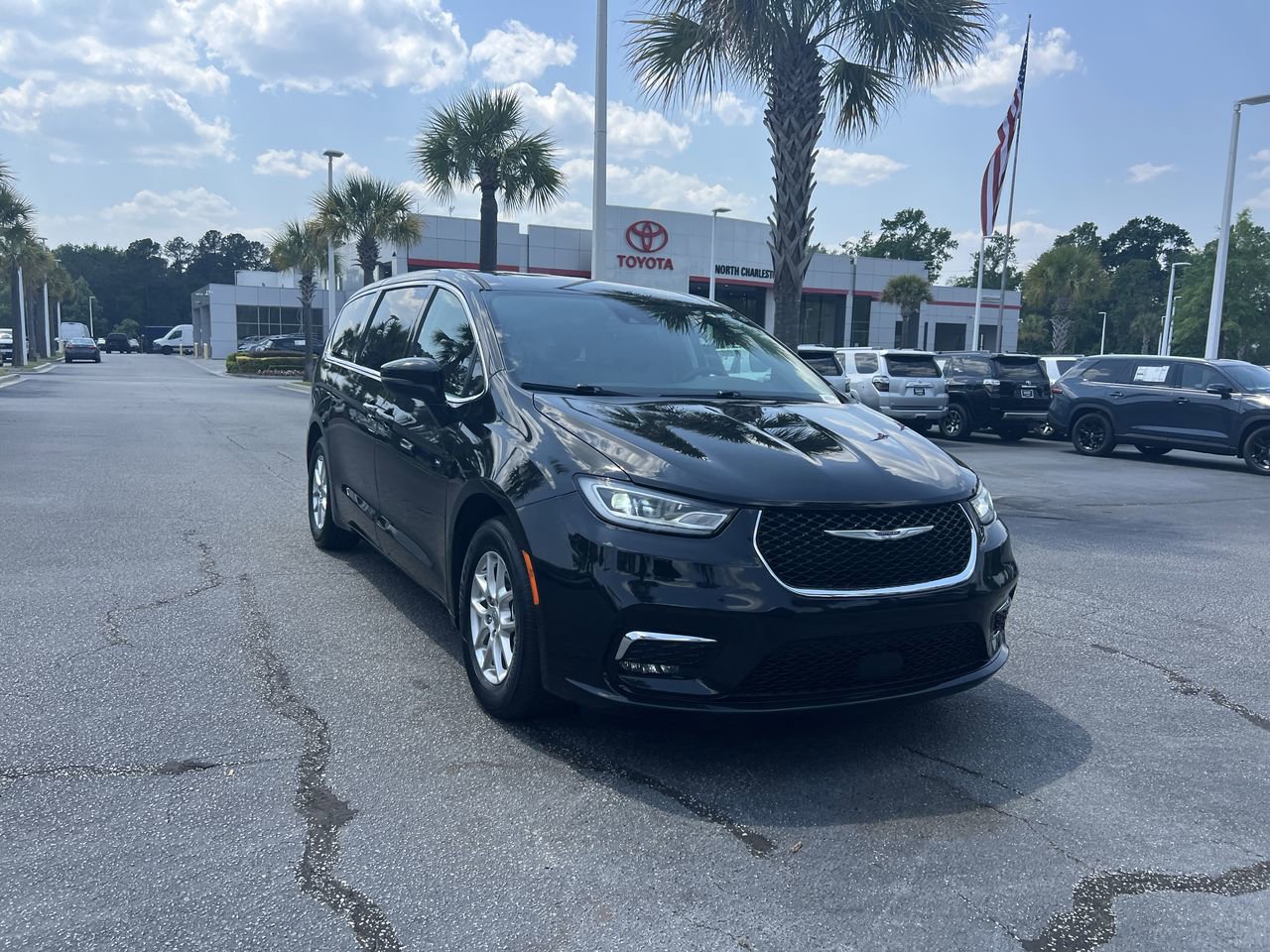 Used 2023 Chrysler Pacifica Touring-L FWD image 2