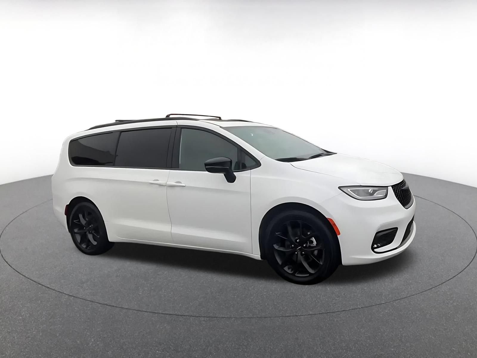 Used 2025 Chrysler Pacifica Limited FWD image 2