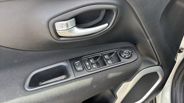 Used 2020 Jeep Renegade Latitude w/ Cold Weather Group FWD image 18